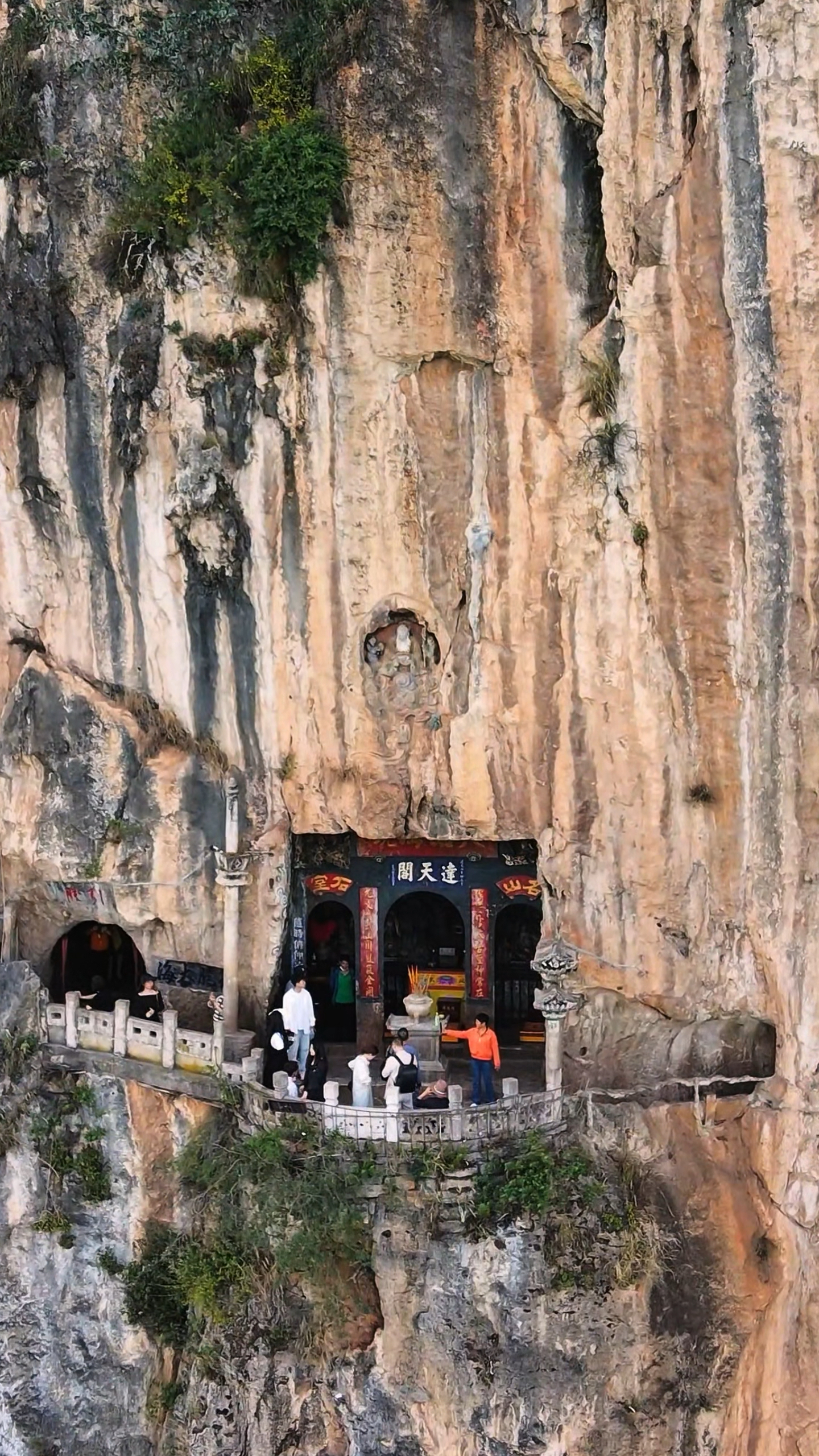 滇南八景之首的昆明西山龙门石窟,始建于北魏永淳元年,有着一登龙门