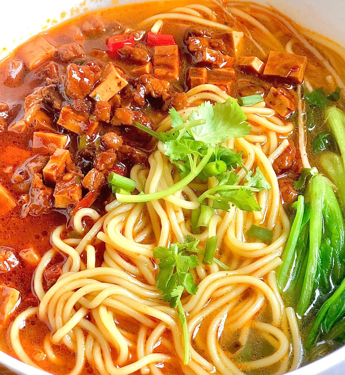 今天吃麻辣香干肉酱面.