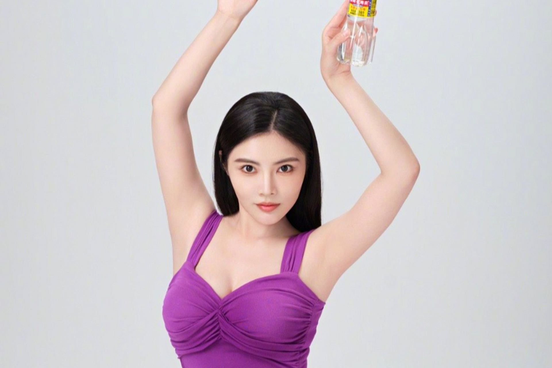 比基尼美女和肌肉男照片引发争议,封面女郎徐冬冬发文支持展现身材美