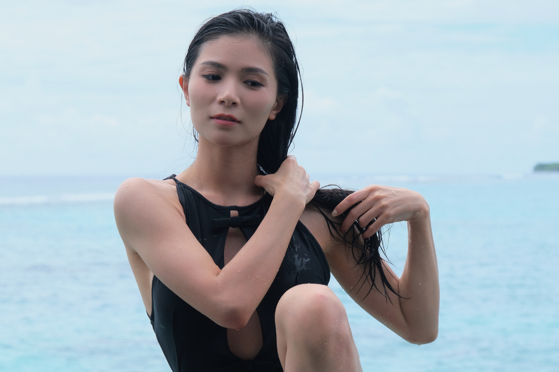 跳水奥运冠军何姿在社交媒体上晒出泳装写真,引发网友热议.