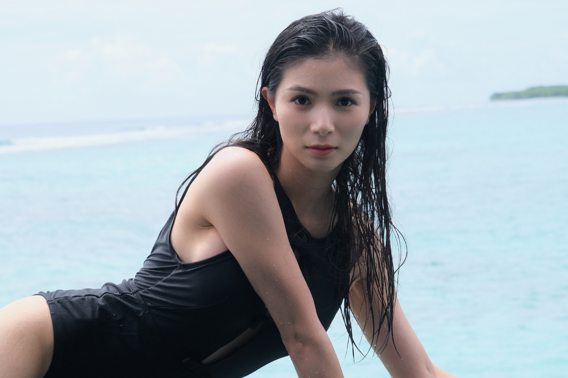 跳水奥运冠军何姿在社交媒体上晒出泳装写真,引发网友热议.