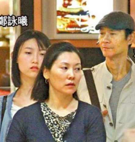 郑少秋携妻女亮相,他骨瘦如柴似老头子,娇妻却光彩照人!