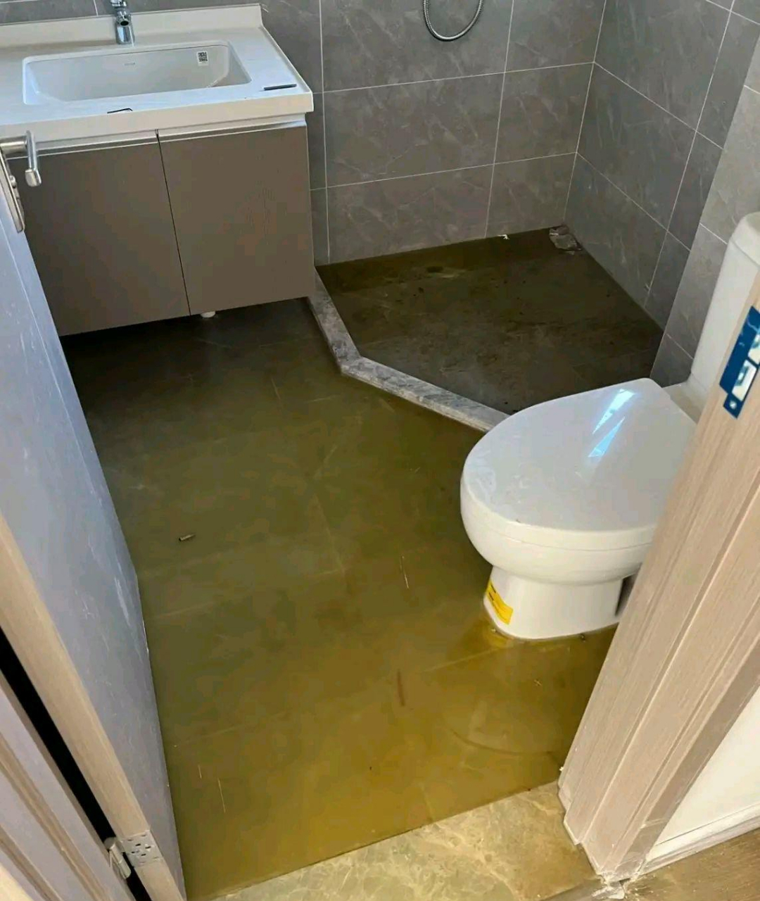 下班回家,我遭遇了一场卫生间的水患,简直让我心态崩溃!