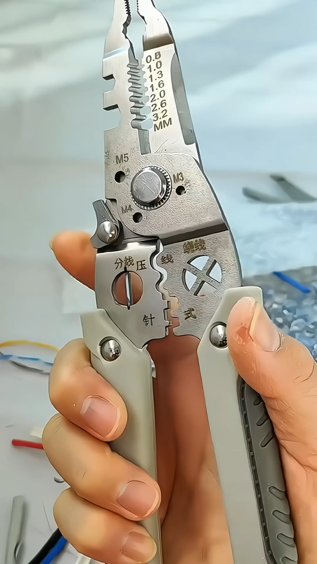 电工师傅都在用的剥线钳,它能剪线剥线绕线分线,简直太实用了!