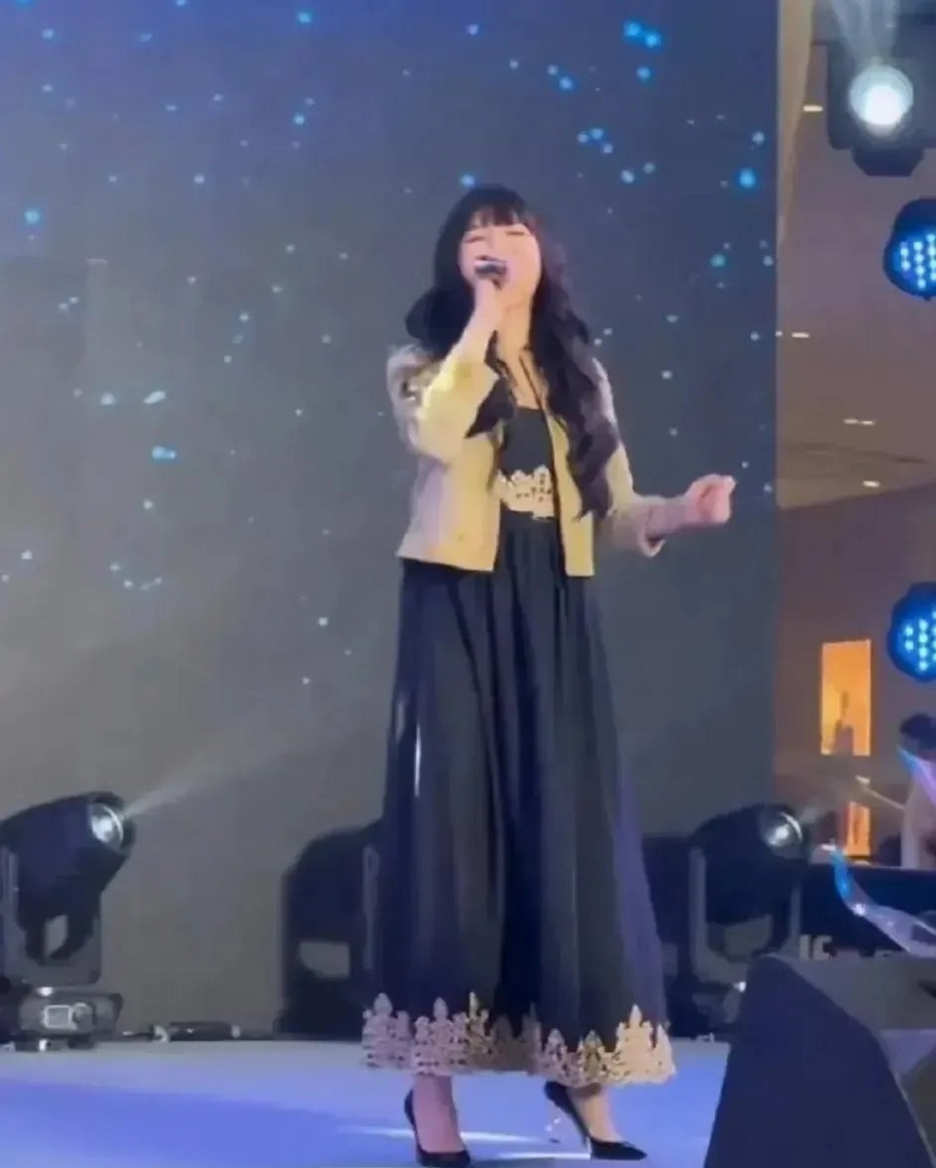 金莎商演现场暴露出了她的真实年龄,电视上的少女感都是化妆的结果吗?