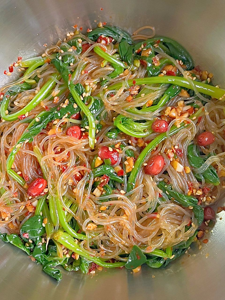 今天分享道简单快手的凉拌菜菠菜凉拌粉丝 食材: 菠菜,粉丝,花生米,蒜