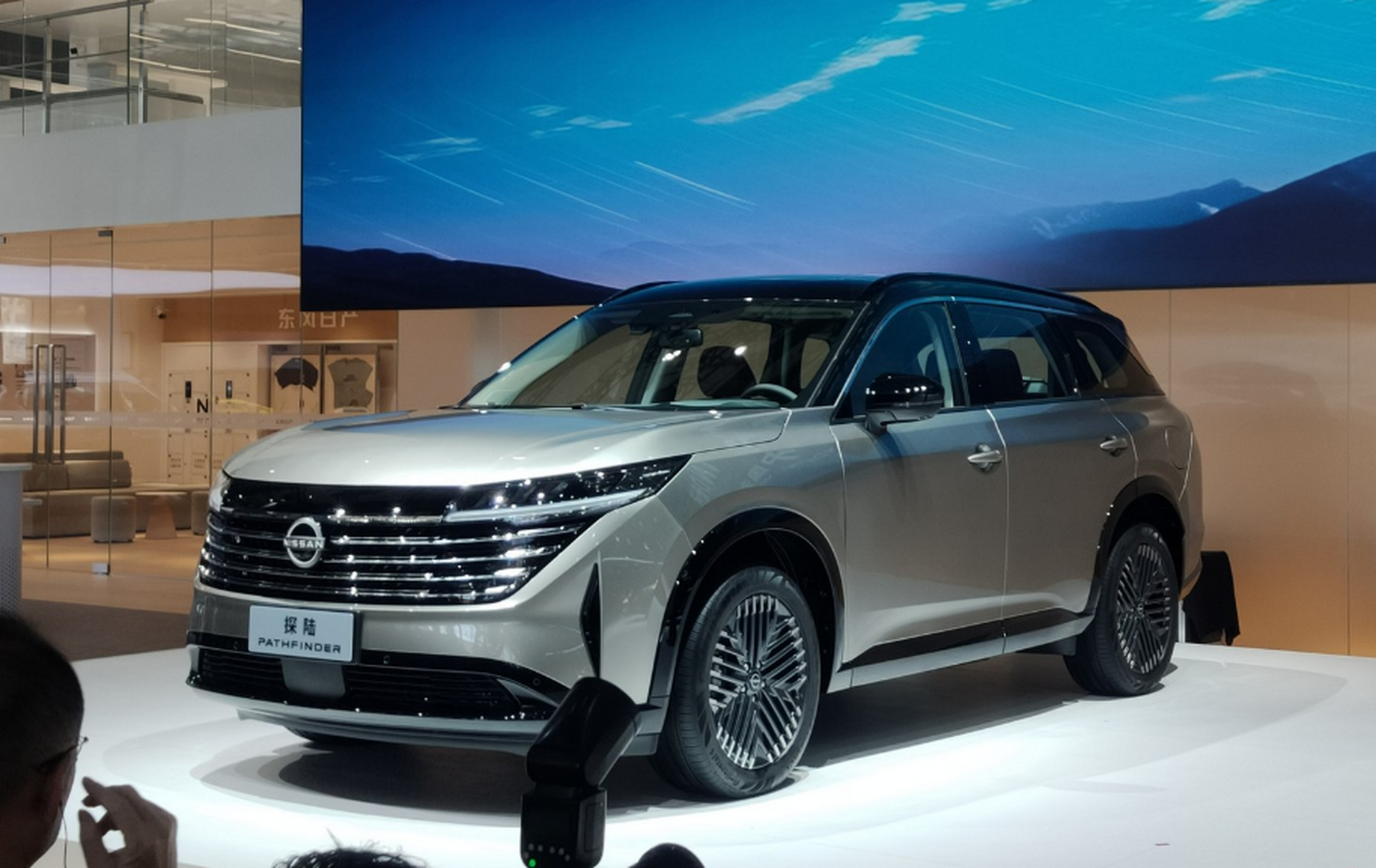 日产推出新款中大型suv日产探陆,具备宽敞空间,强悍动力,低油耗和亲民