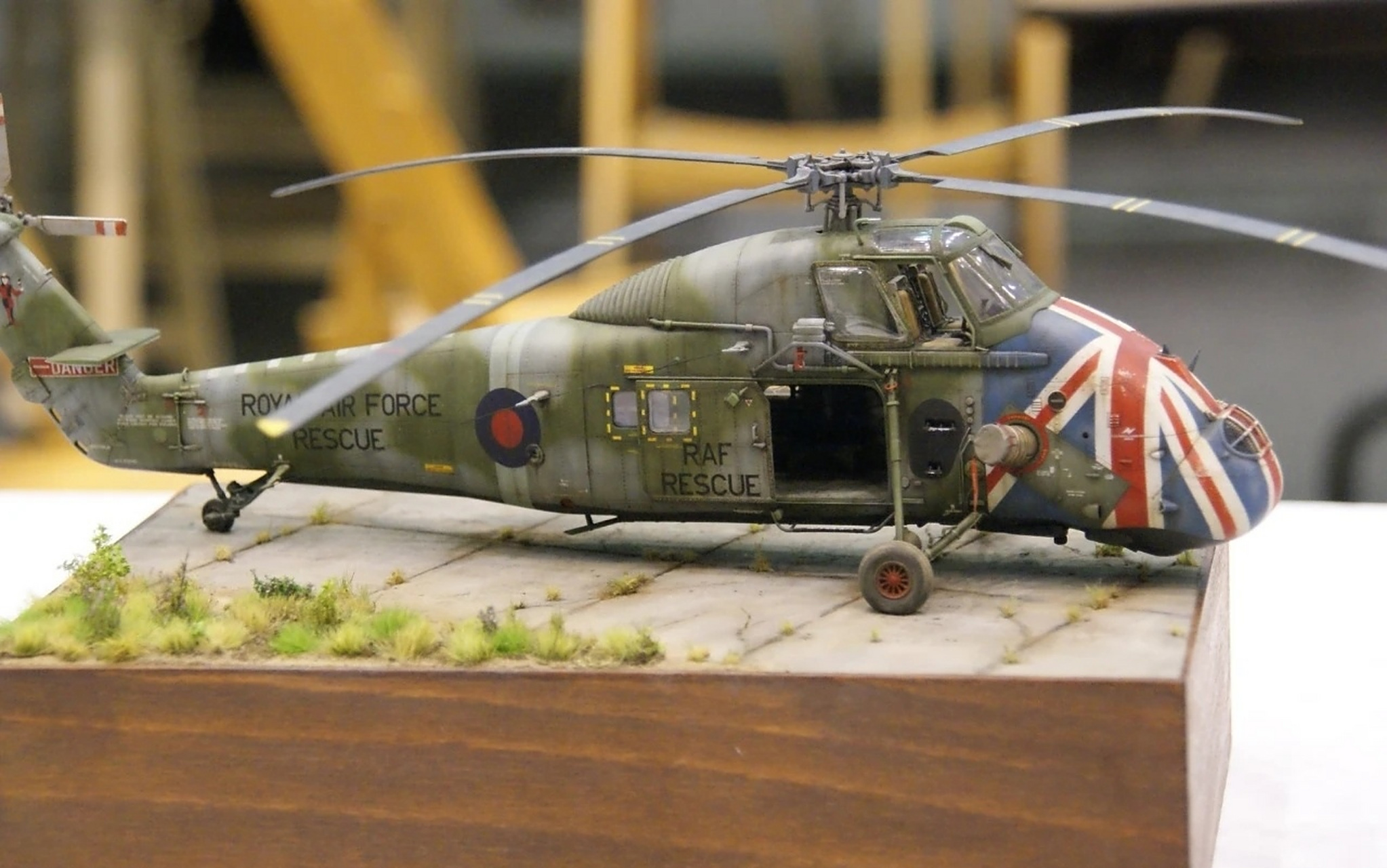 军模欣赏:一组直升机模型作品,展现了不同时期的直升机代表机型.