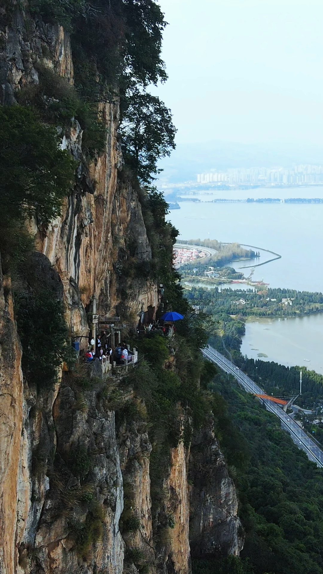登上西山龙门,昆明全景尽收眼底,波光潋滟三千倾,莽莽群山抱古城