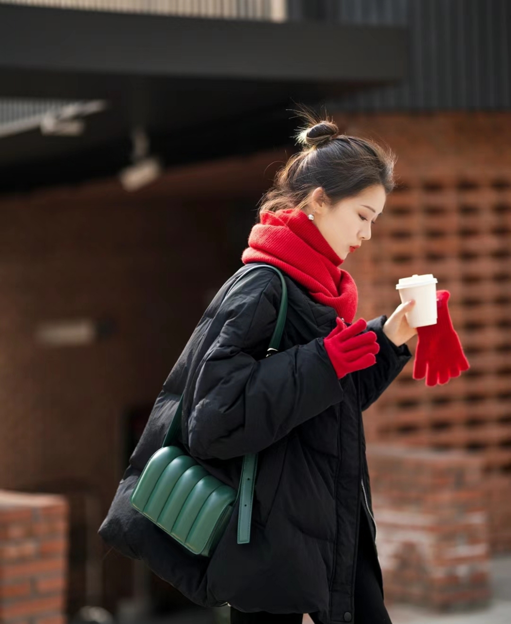 黑色羽绒服搭配黑色直筒裤是一种经典又显瘦的组合,适合各种场合.