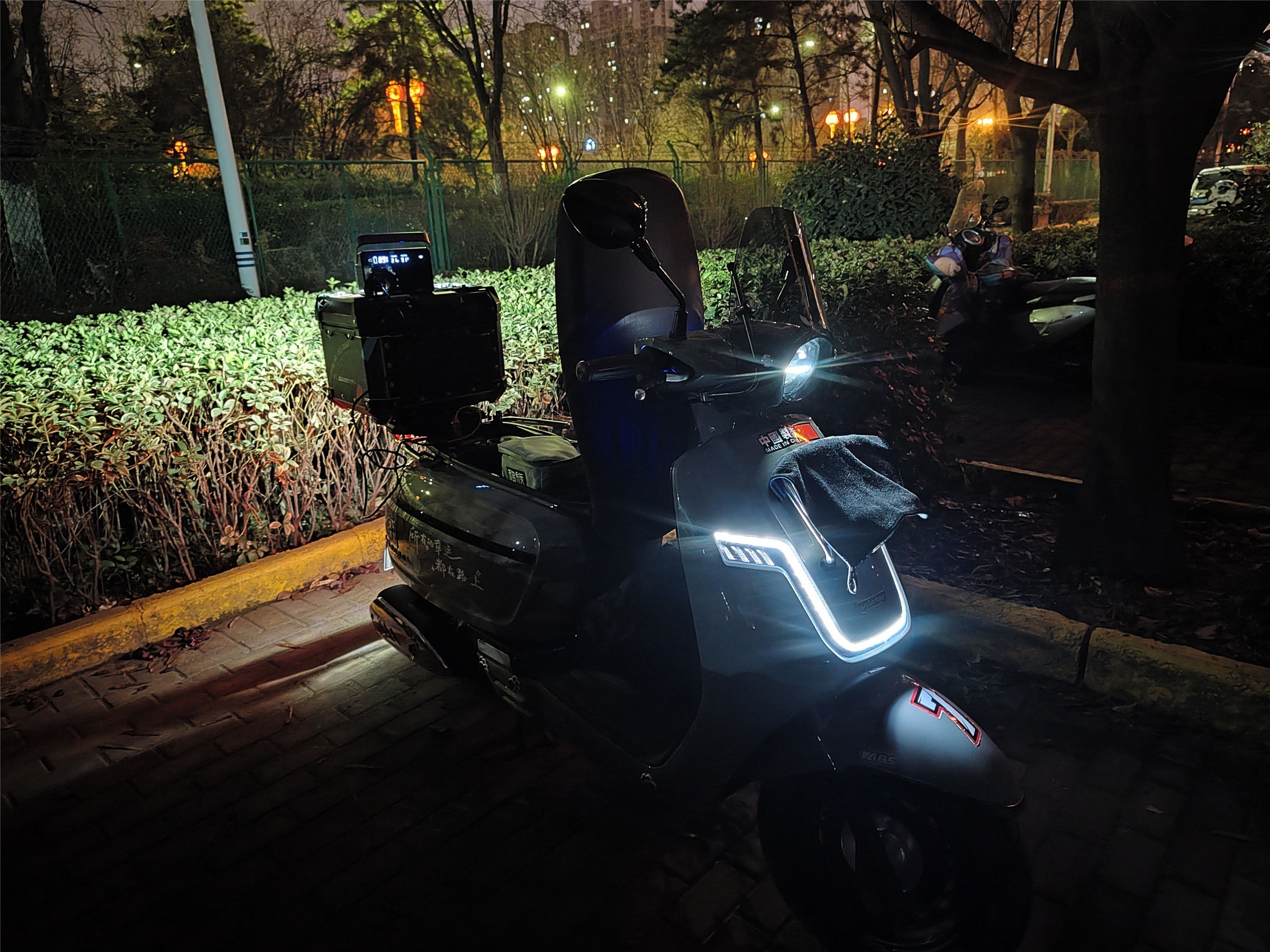 晚上五点多,楼下老弟给我发消息说他的摩托车在单位打不着火了,要我