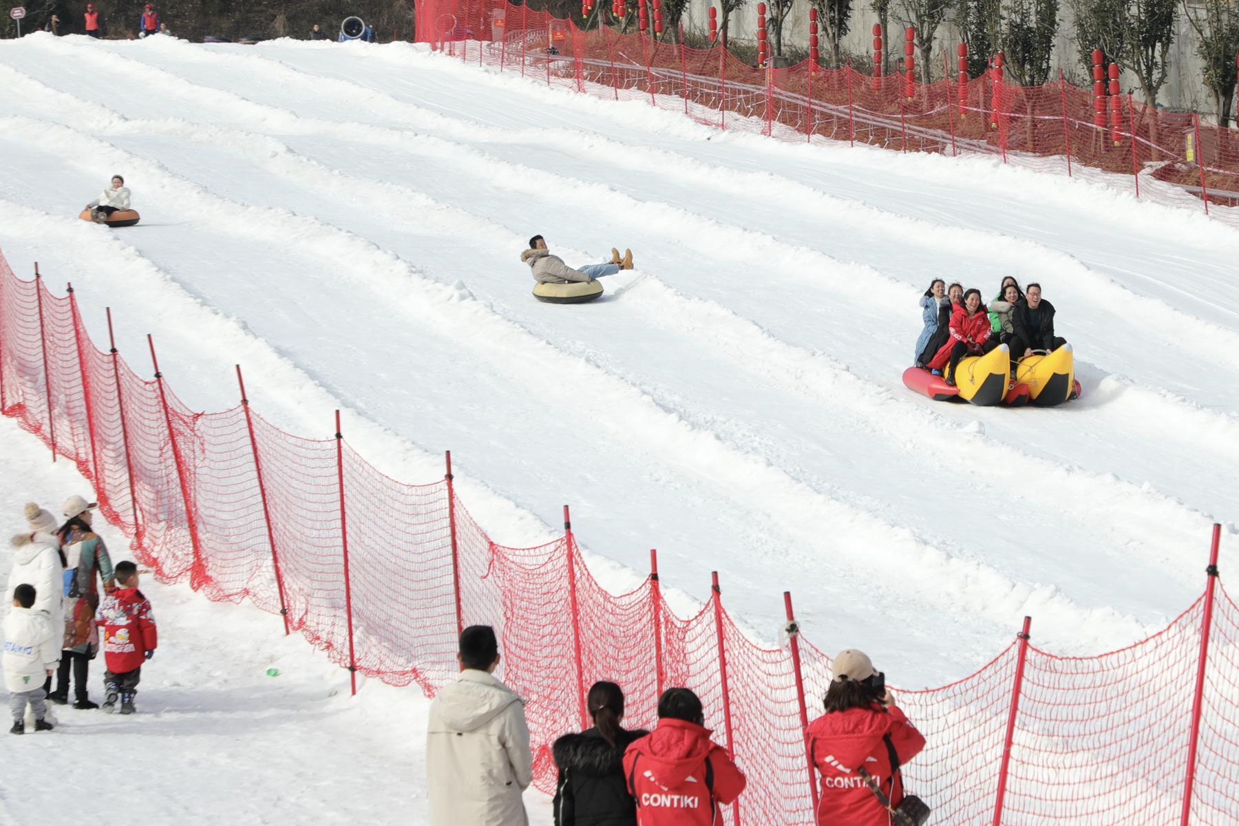 曾家山滑雪场提供了丰富的冰雪体验,游客可以在这里体验各种雪道和戏