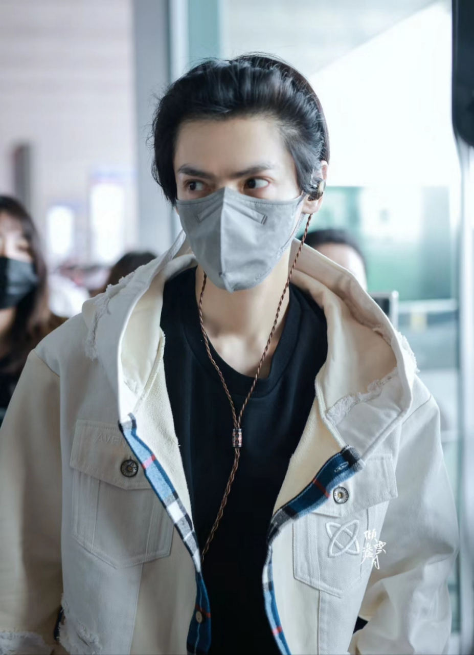 大帅哥就是要多露额头,这骨相这眉眼真的是绝了