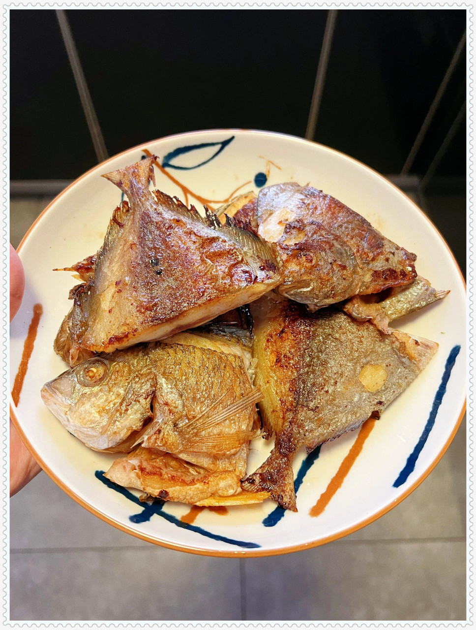 今日家常菜,色香味俱全  香煎海鱼,金黄酥脆,鲜香四溢.