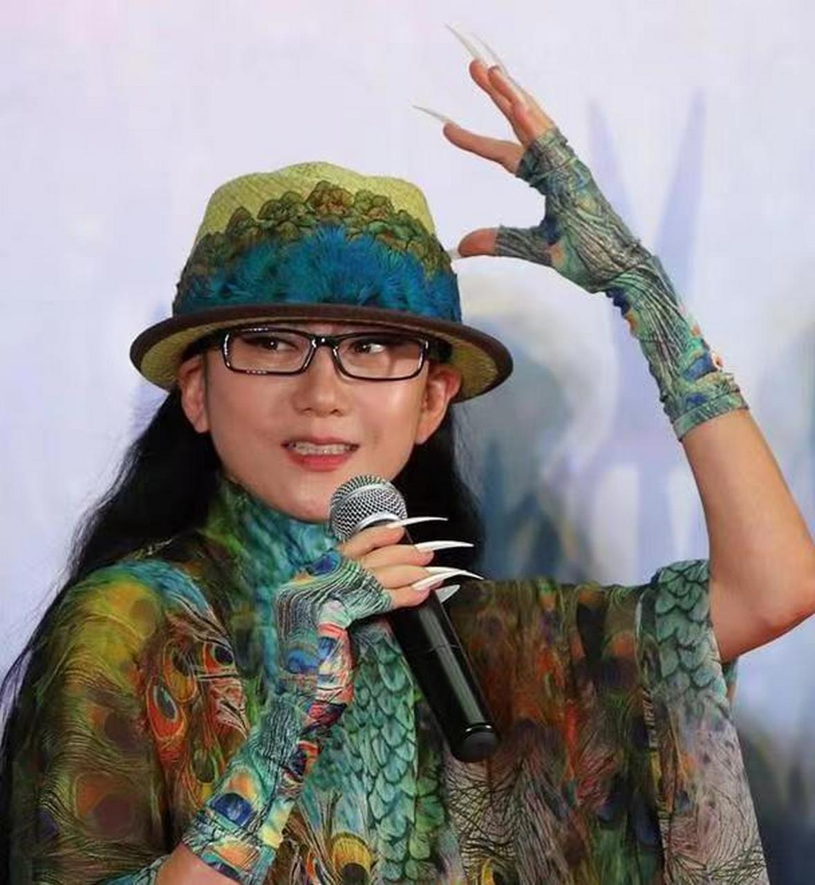 有一次,金星好奇地问杨丽萍:"萍姐,你的指甲那么长,上厕所会不会很不