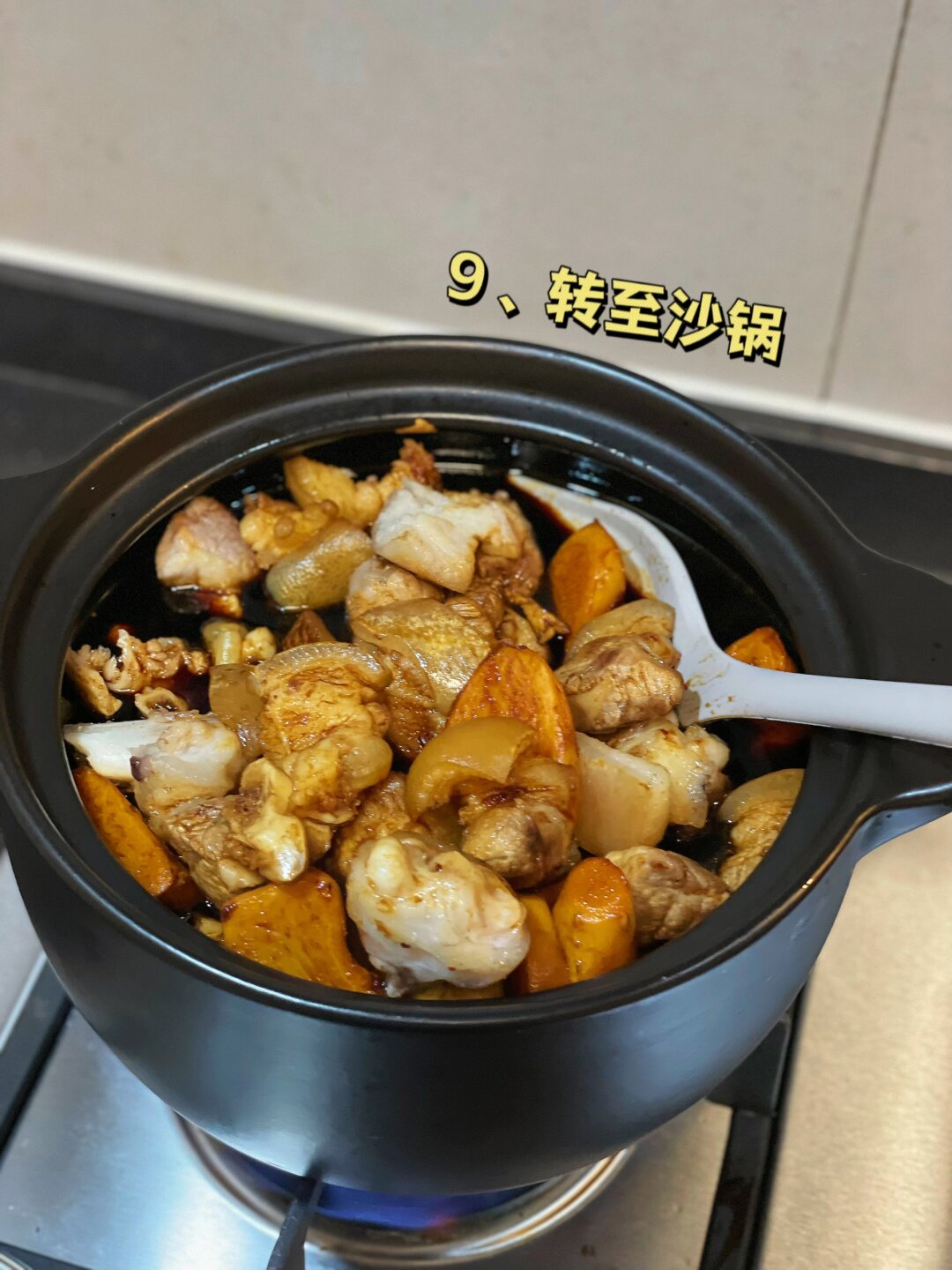 猪脚姜醋,作为广府地区月子滋补的佳品,其醇厚的口感和补气血的功效