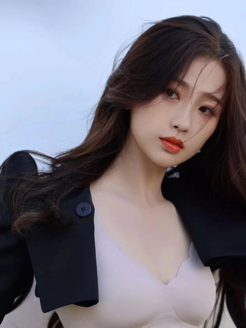 虞书欣神颜  心境在飘逸的长发间悠然起舞,那曼妙的曲线美感悄然隐