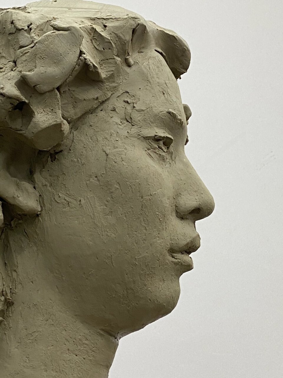 左滑帮院长深入细节   李象群院长正在进行雕塑胸像写生创作