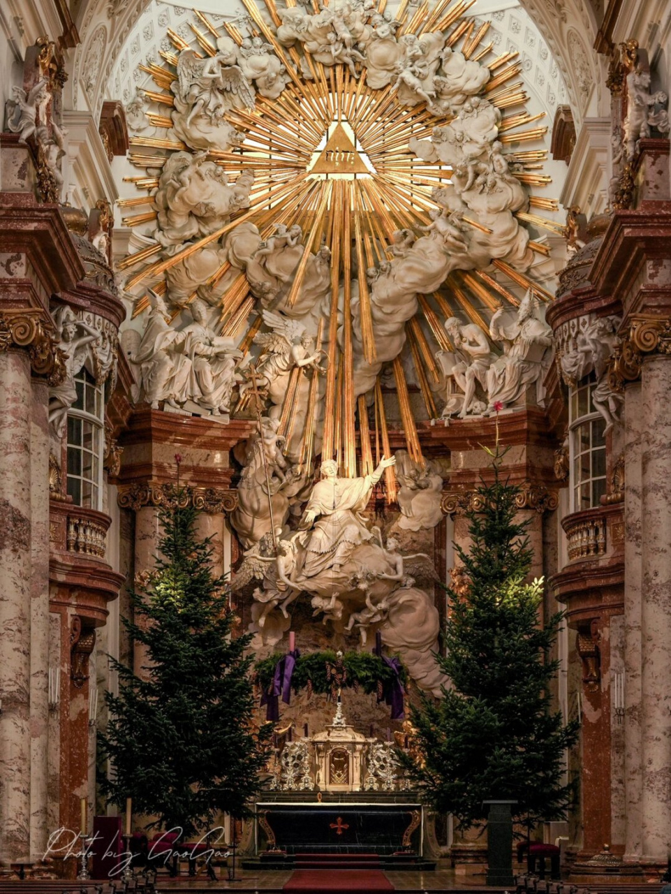 维也纳必去的绝美教堂  首先,让我牵起你们的手,一同踏入圣弥额尔堂