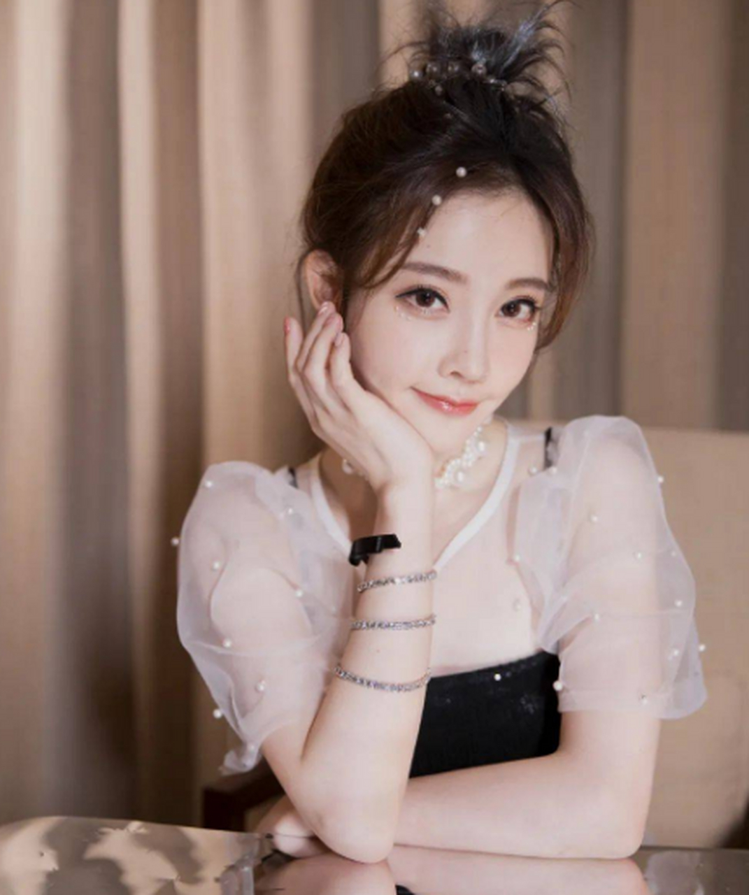 有网友问冯提莫代言杜蕾斯自己有没有用过?