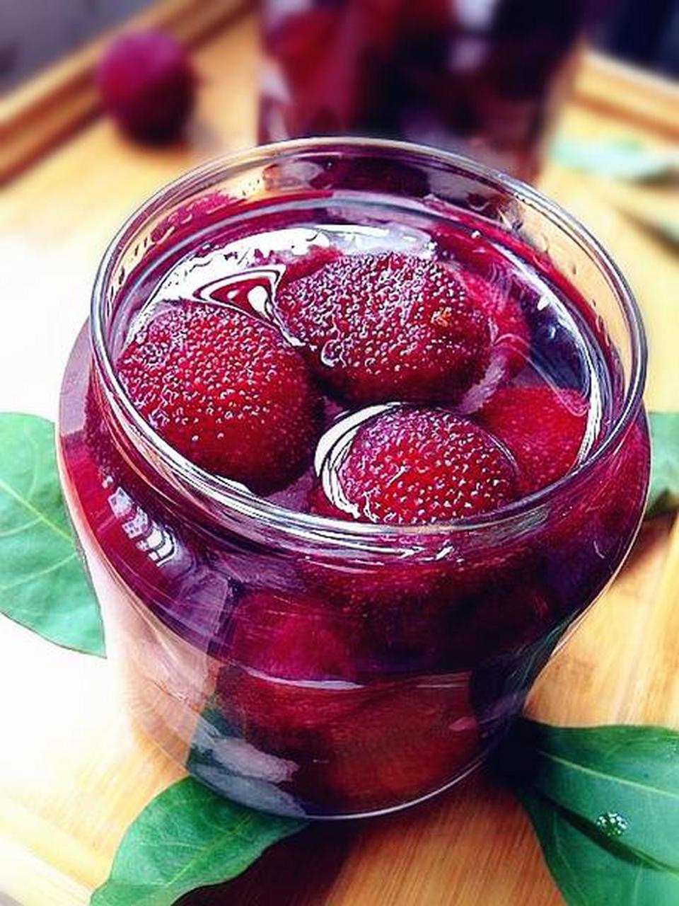 杨梅酒是一种深受大众喜爱的果酒,其色泽红润,口感醇厚,营养丰富