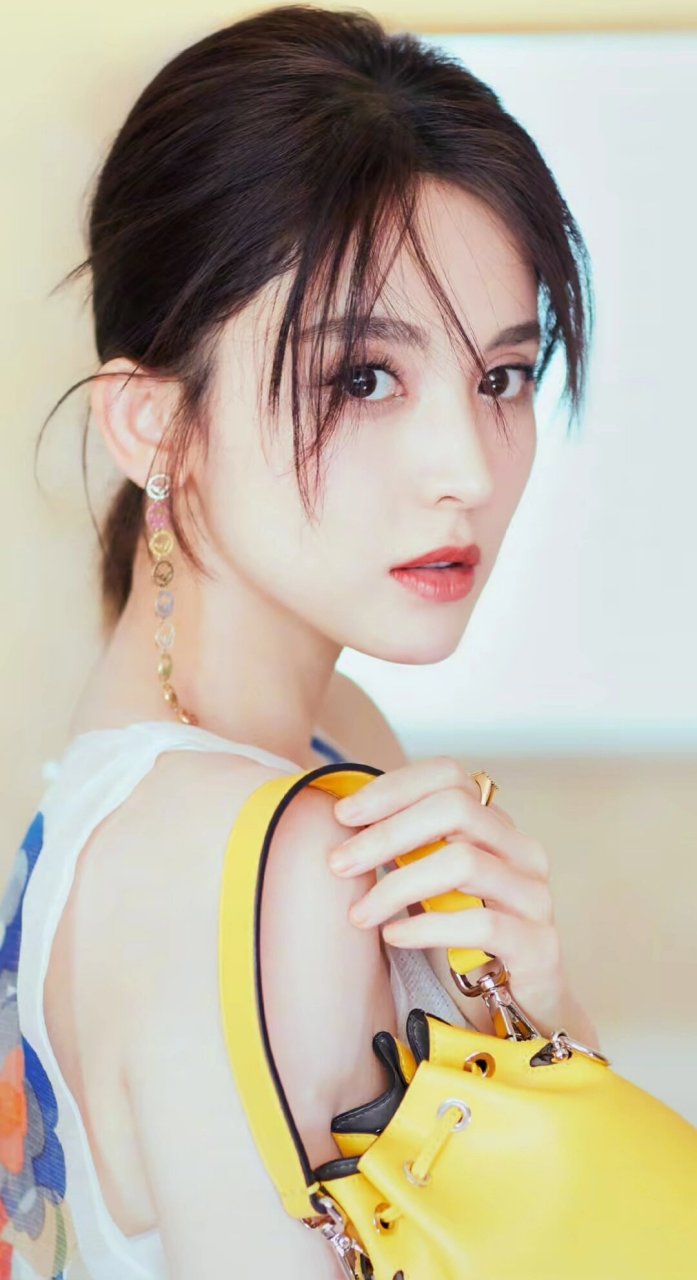 古丽娜扎(9)  古力娜扎,不仅拥有着令人惊叹的神仙颜值,还散发出与众