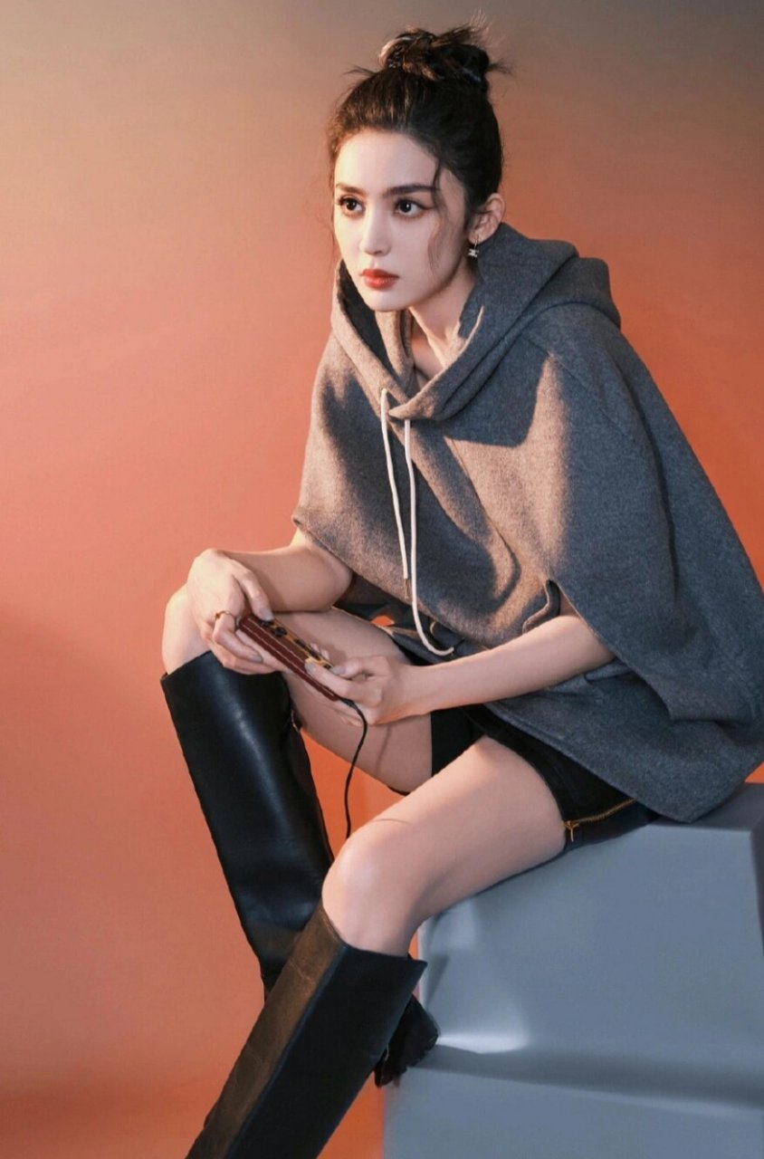 古丽娜扎(9)  古力娜扎,不仅拥有着令人惊叹的神仙颜值,还散发出与众