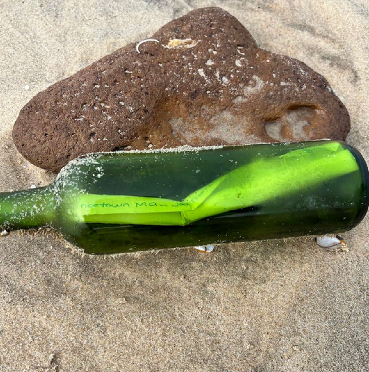 法国一名教师在海边捡到一支来自美国的漂流瓶;一名法国男子在法国