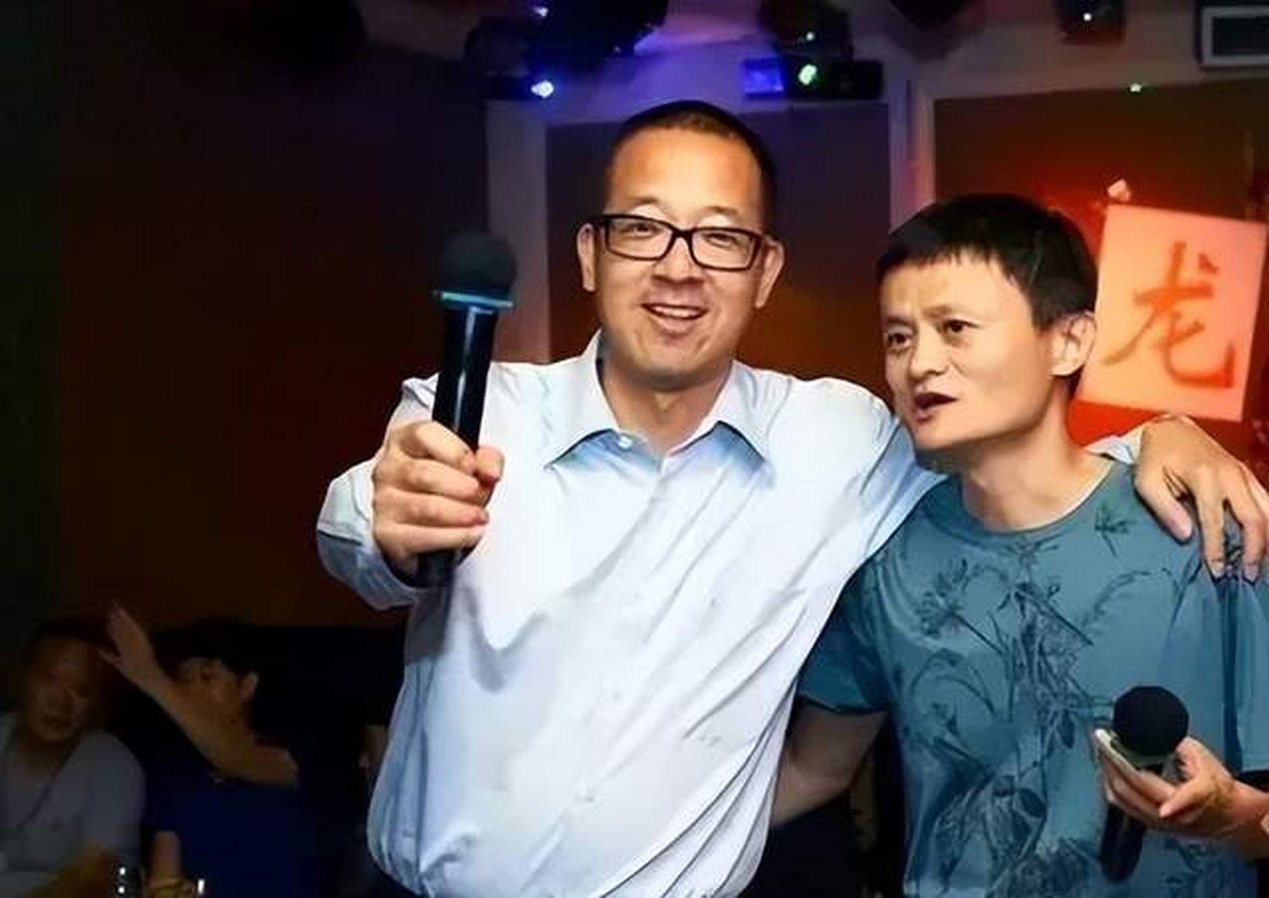 俞敏洪和马云一起唱歌,两个人勾肩搭背的看起来,底下私教关系还是很不