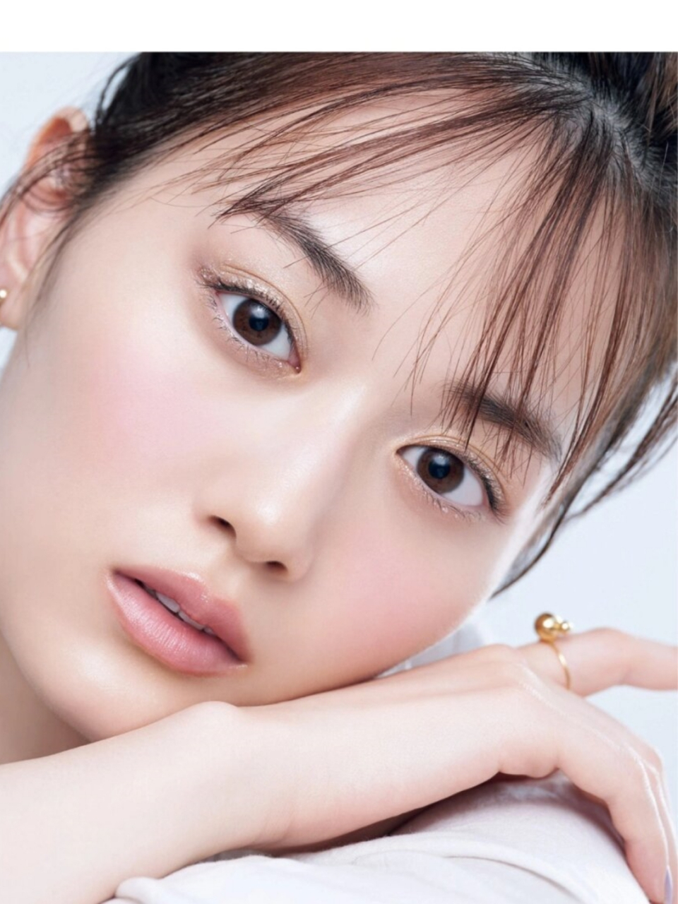 日系妆容 斩女妆  日系妆容通常注重自然,清新和可爱,斩女妆则是一种