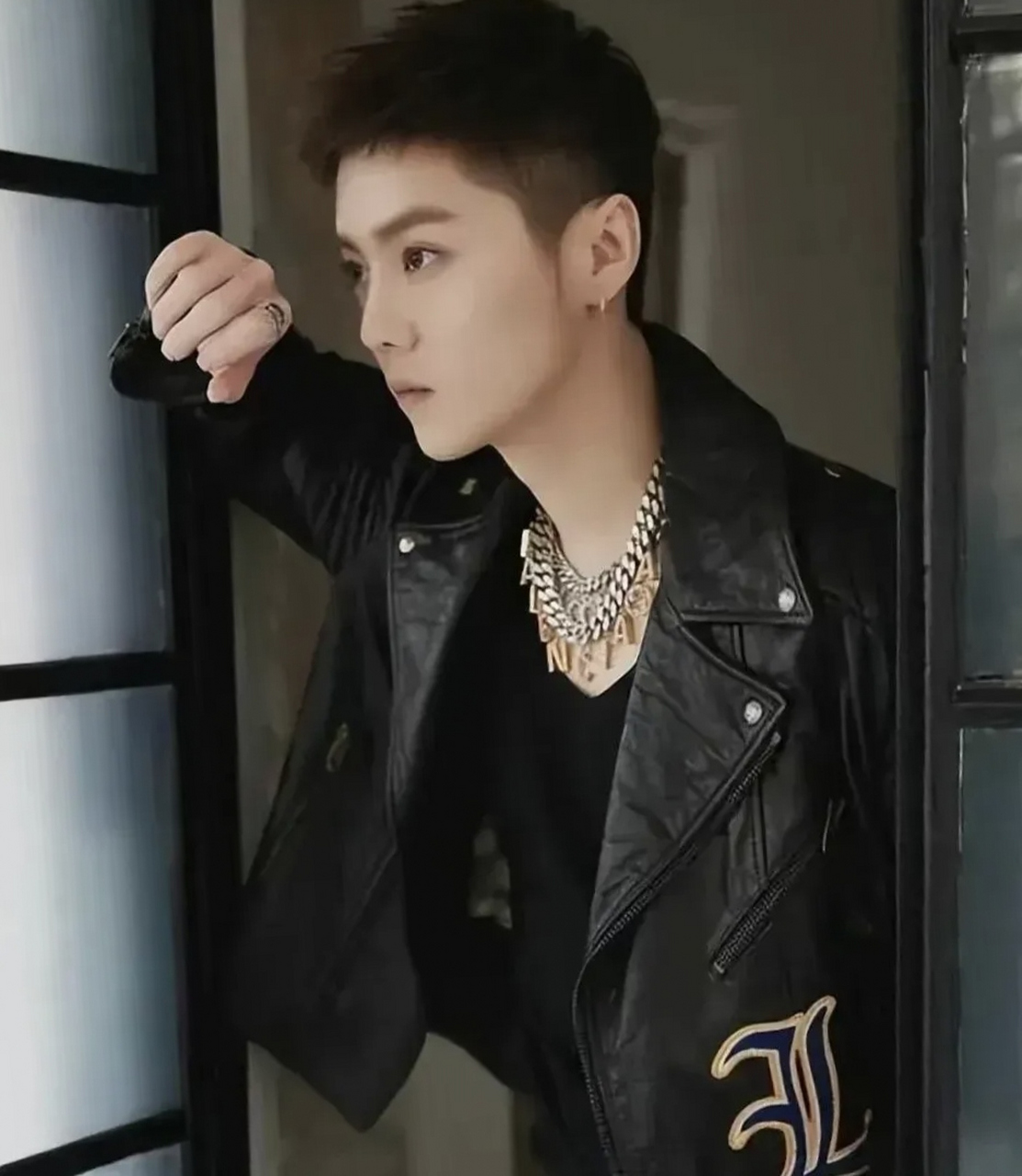 鹿晗新发型# 鹿晗icon的寸头造型确实给人一种帅气利落的感觉