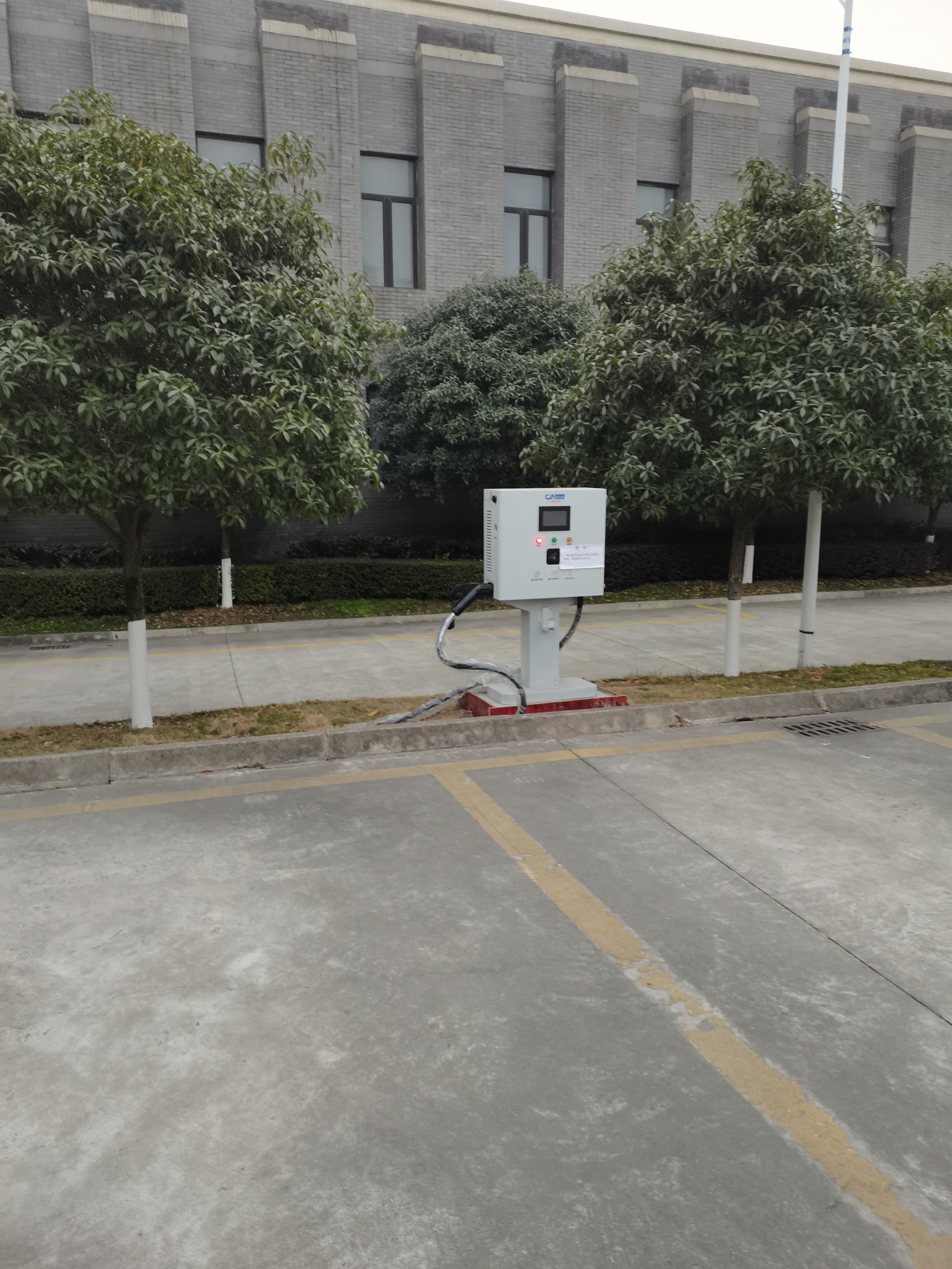 四川天一学院在校内停车场专门增设了充电桩,满足了教职工电车的充电