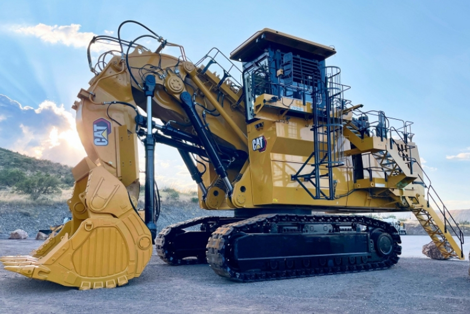 挖掘机是一种重型工程机械,通常用于挖掘,装载,运输和堆放土方,石料等