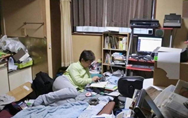 本科毕业成家里蹲:家长无奈感叹,上大学是否值得?