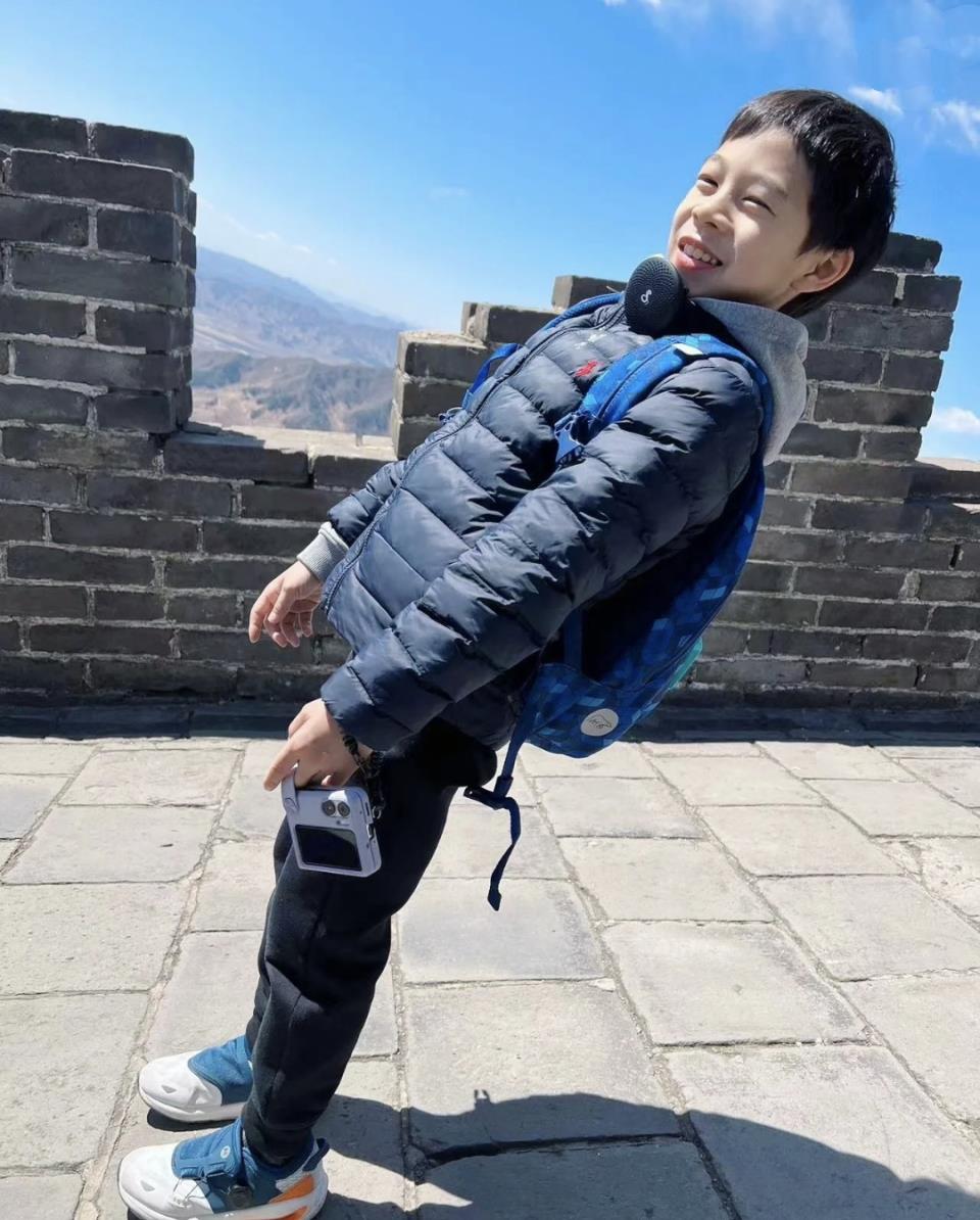 郭晶晶霍启刚携儿子看舞剧,10岁霍中曦从容打招呼,有长孙风范