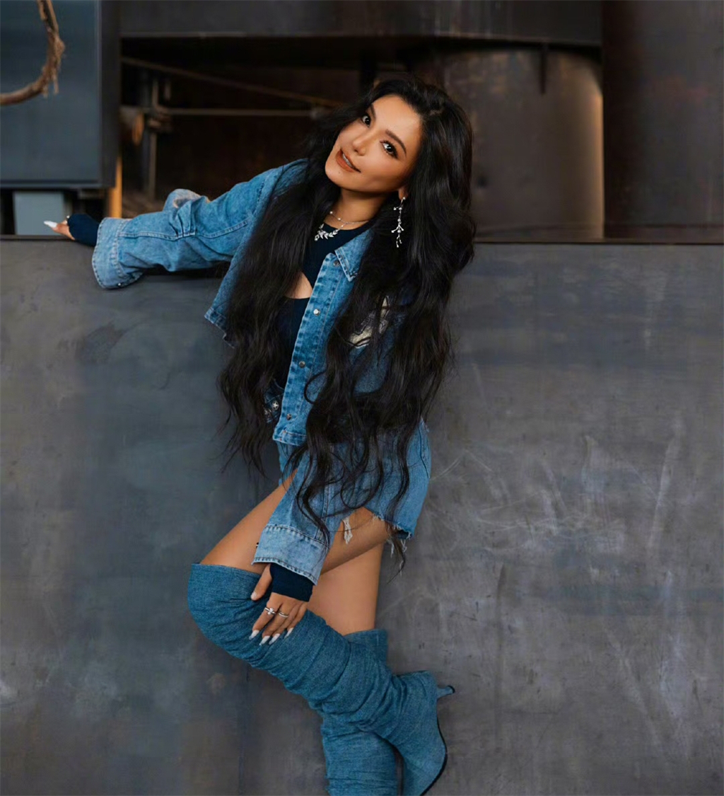 江映蓉再唱《武装》《把握你的美》,黑色礼服造型尽显女王范儿