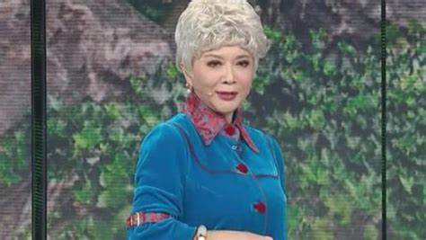 撒贝宁陪伴蔡明逛鱼市,精美的穿搭和妆容,完全看不出她已经62岁