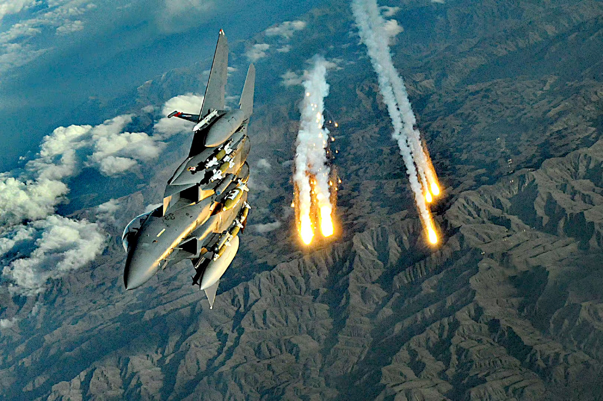 战机欣赏:释放干扰弹的美国空军f