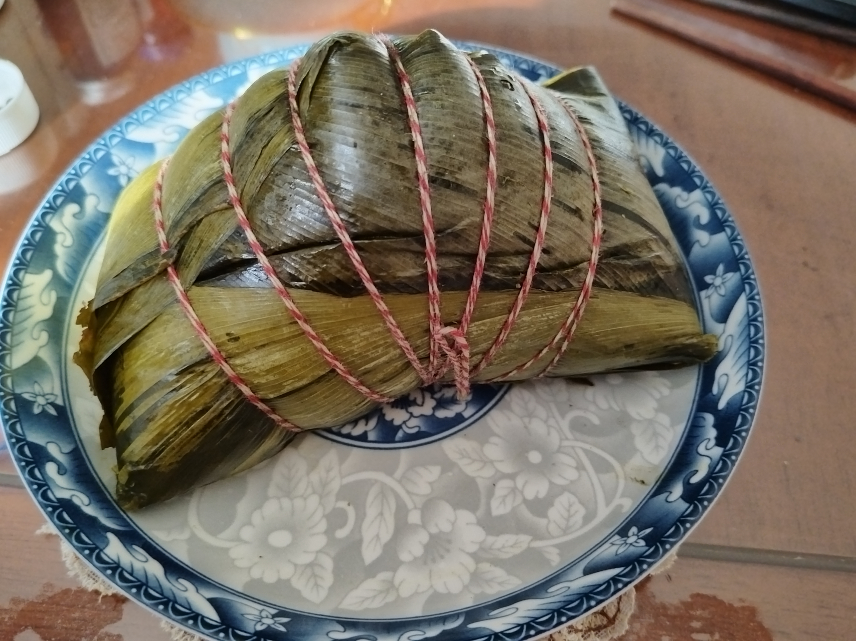 肾友给了我两个大粽子,是她老家南宁的特产,粽子特别巨大,一个就摆满