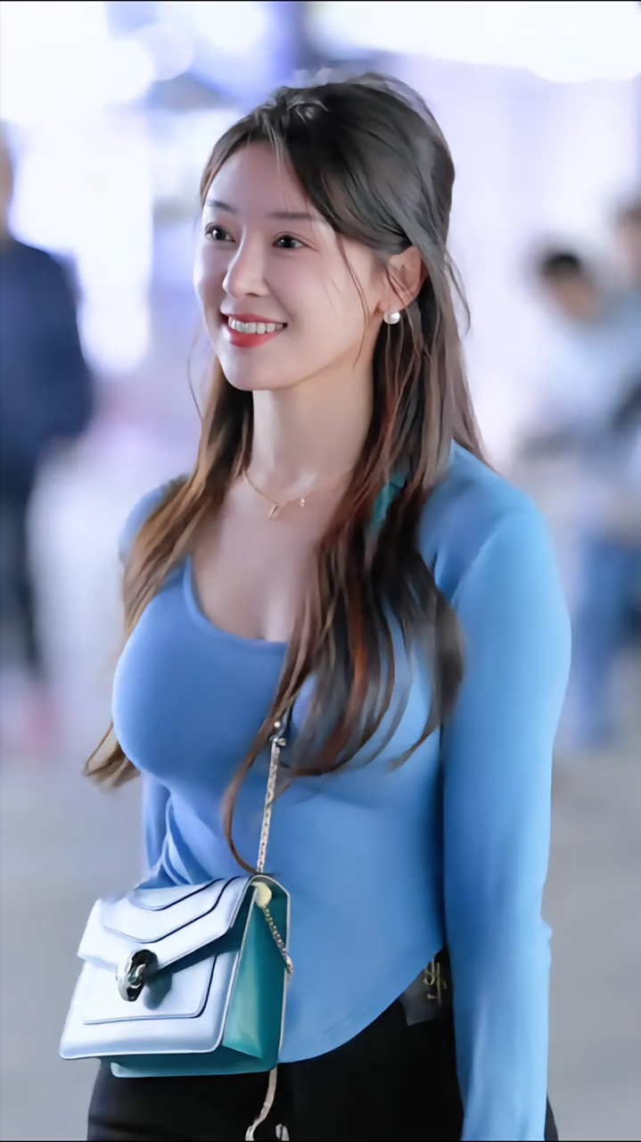 街拍蓝色上衣小美女,喜欢的点个赞!