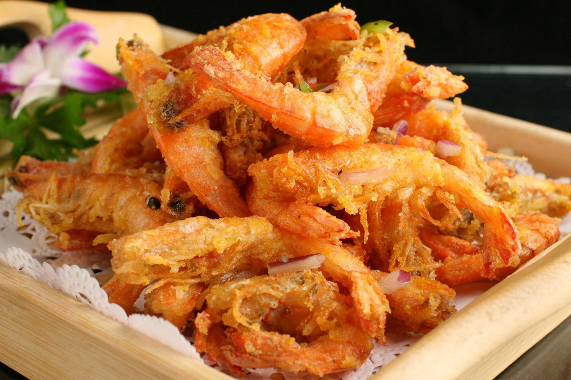 选择新鲜大虾,准备椒盐调料,腌制后煎炸至金黄酥脆,可加入大蒜,姜末