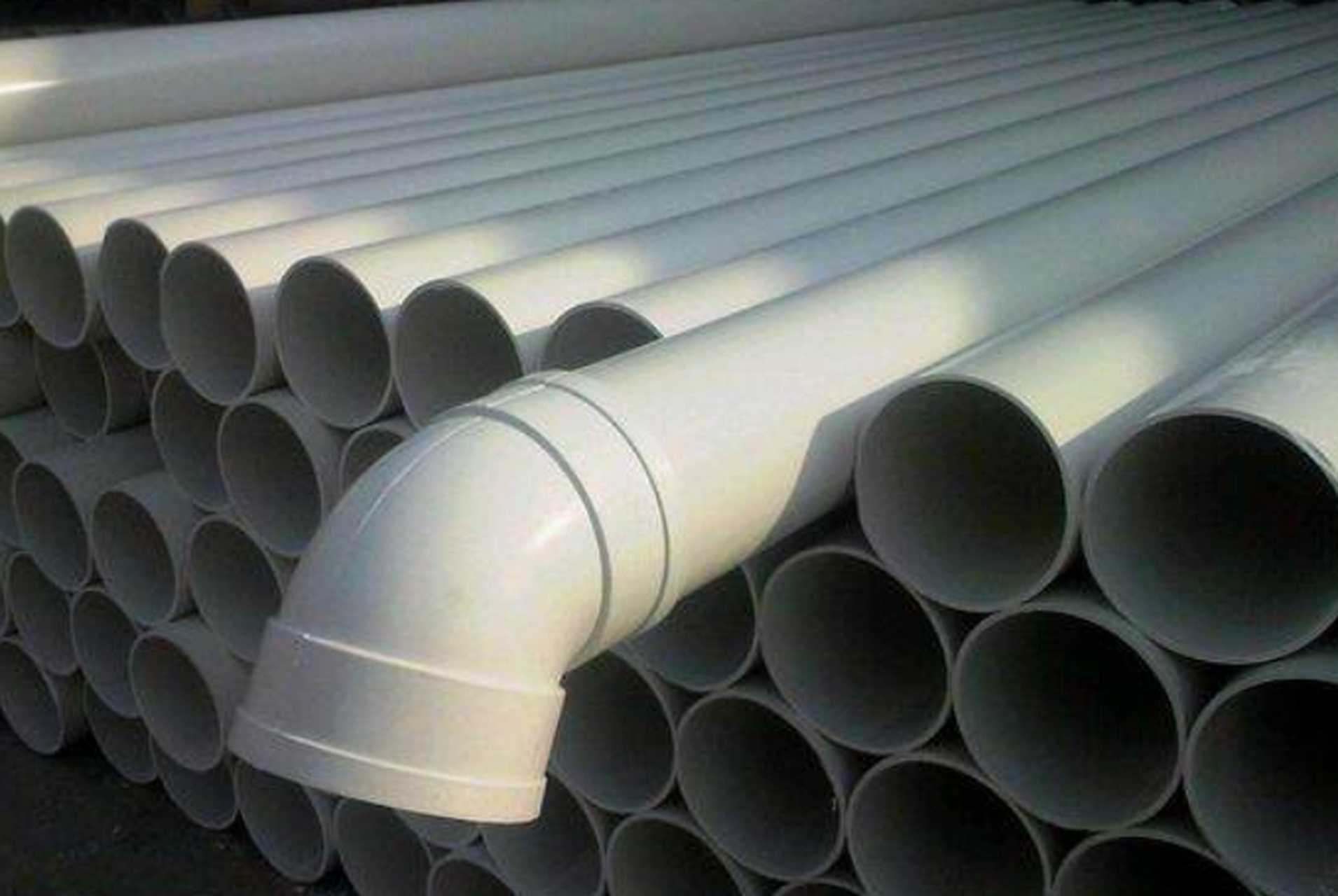 塑料排水管具有50年以上的使用寿命,其材质为pe或pvc,具有抗压,抗冲击