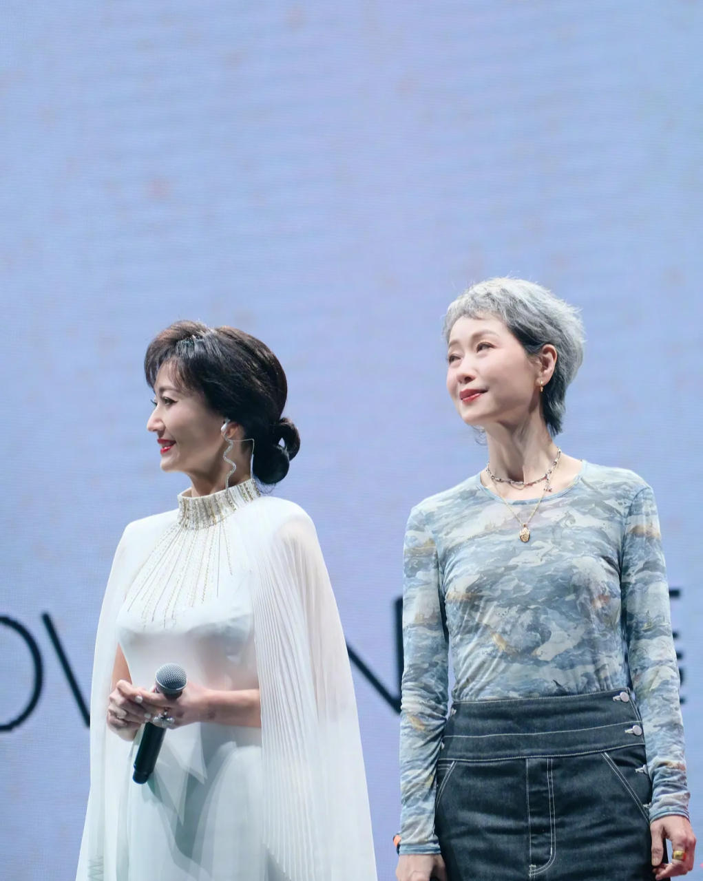 叶童赵雅芝同框 赵雅芝70岁,叶童60多岁 两人站在一起 好像差距不怎么