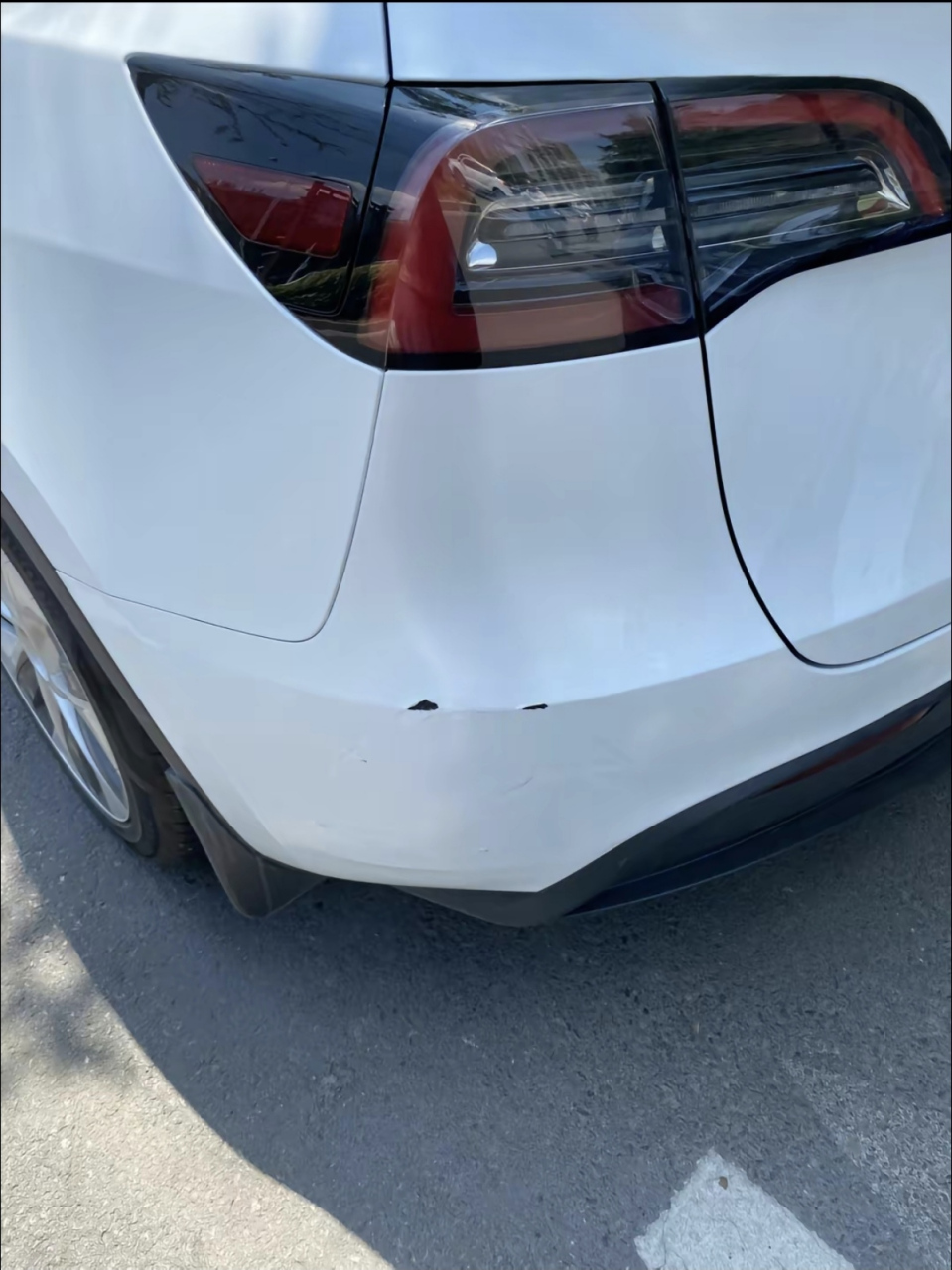 我是肇事车,蹭了人家停在路边的车子,一个白印子不用钣金,感觉需要