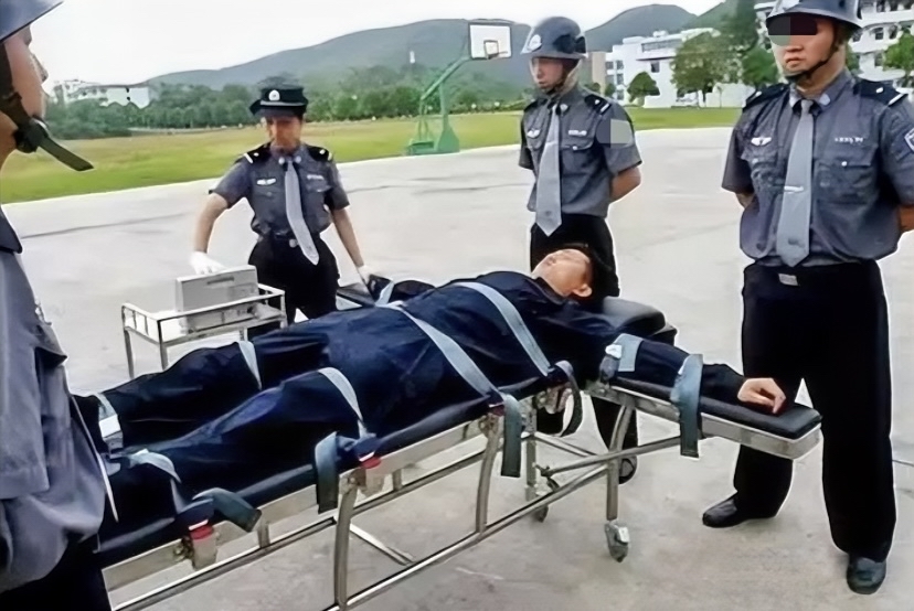 2001年,南京的一名犯人,正在执行"注射死刑"