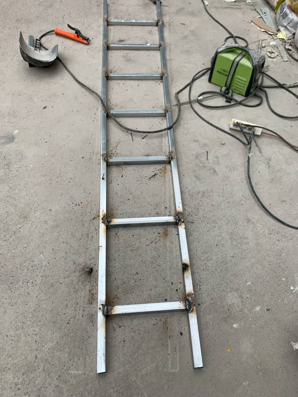 一直想给库房弄个梯子,刚好工地有些剩的铁管,自己就动手焊了,其实我