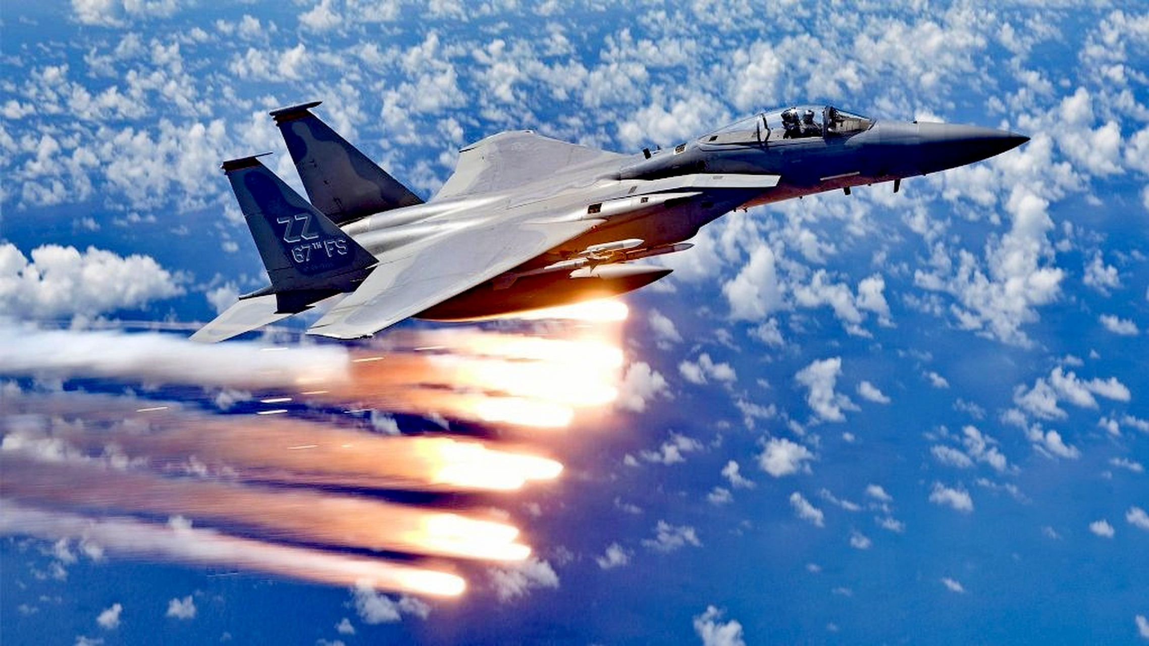 战机欣赏:释放干扰弹的美国空军f