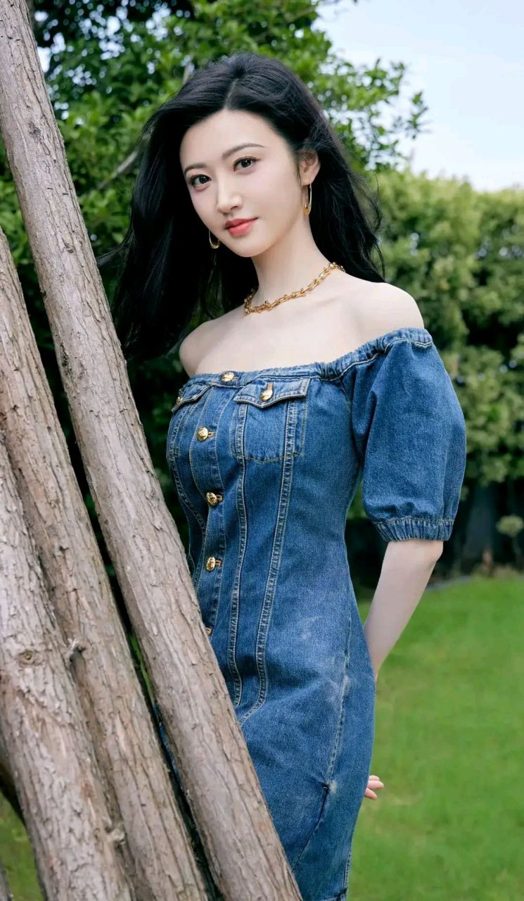 景甜外景写真,她身穿一字领露肩牛仔连衣裙,优雅又时尚.