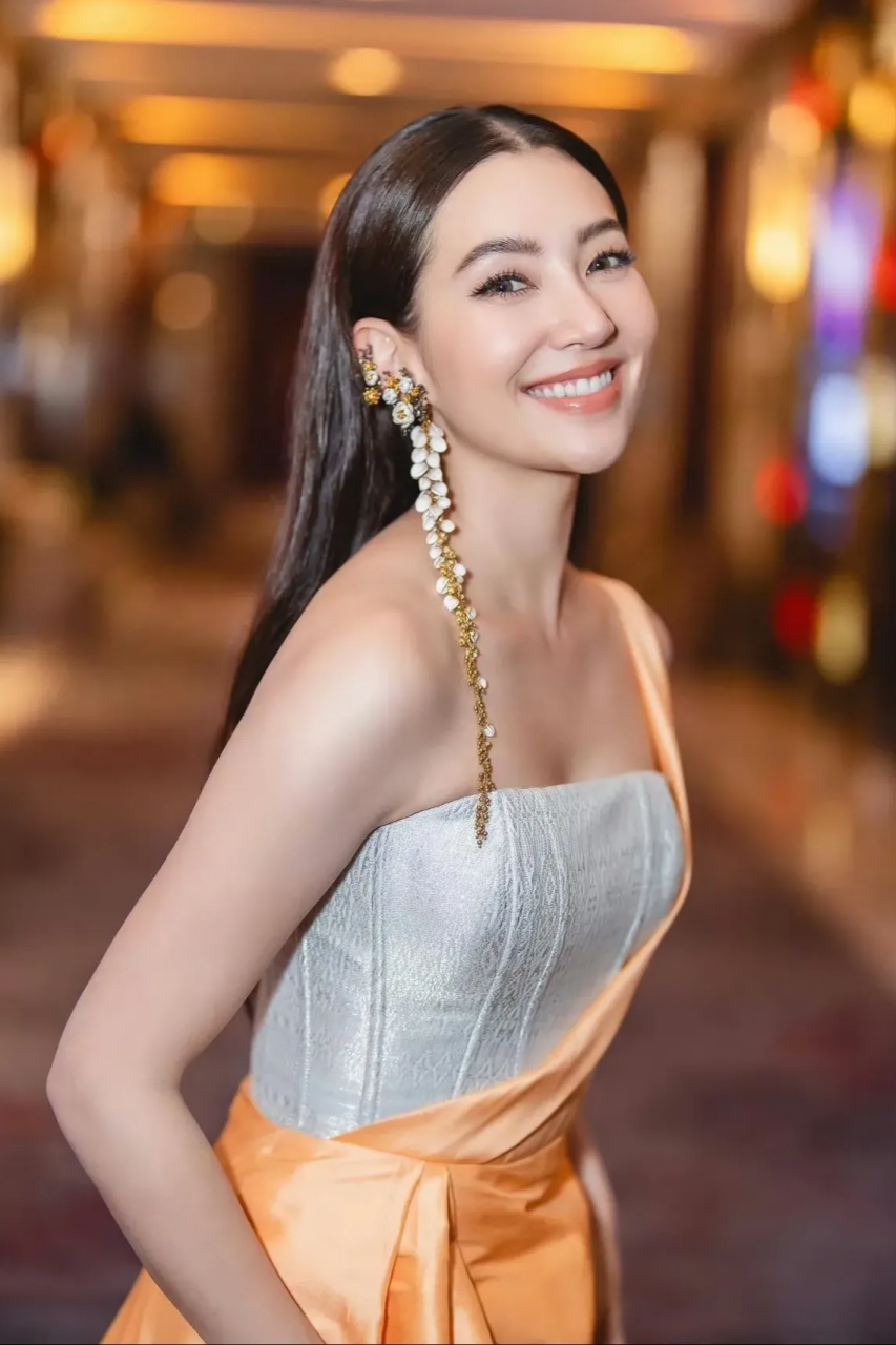 蓝妮·卡彭是一位拥有靓丽容颜和优雅气质的女演员.