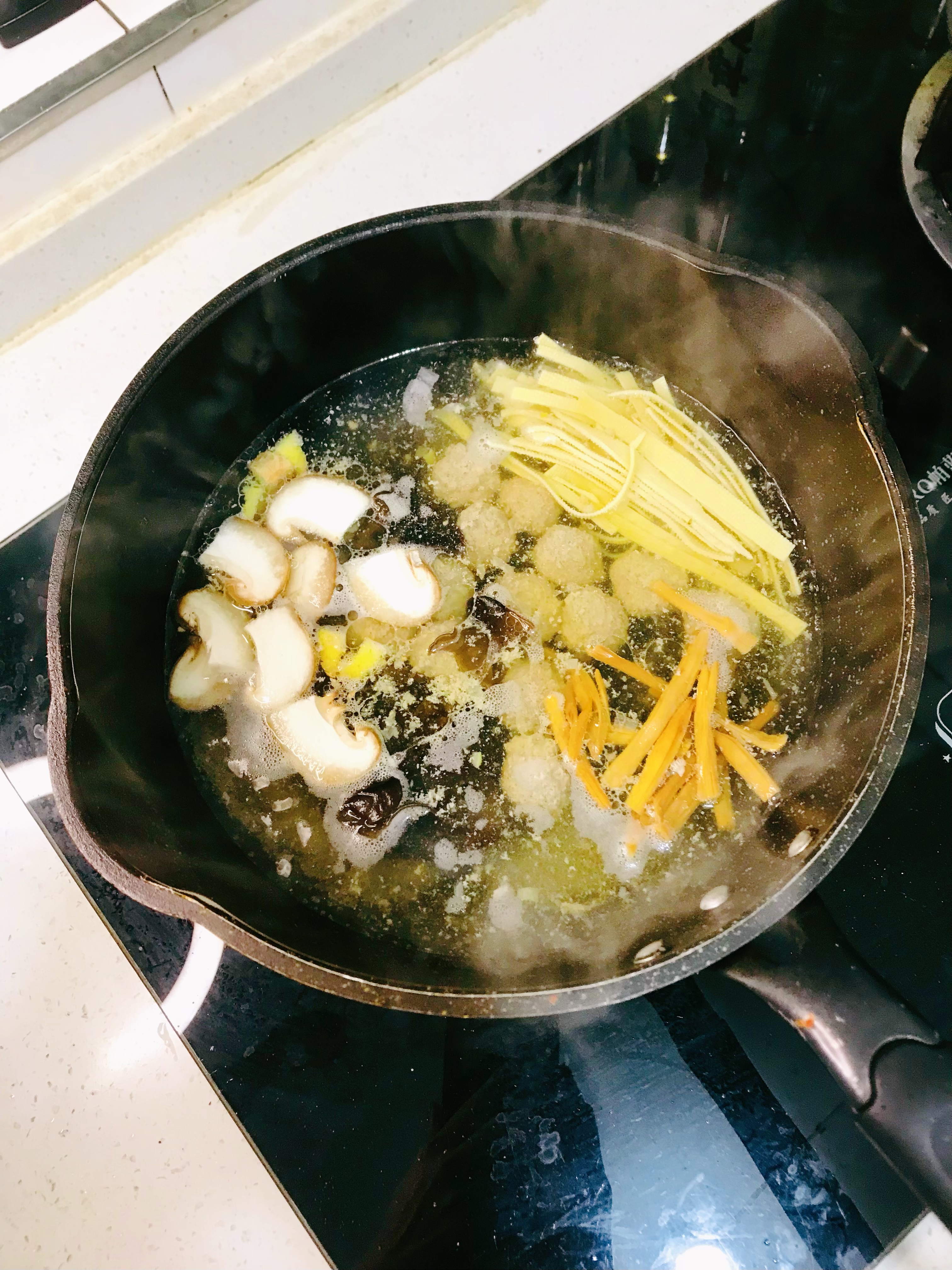 冬日一碗暖身汤生氽丸子汤 生氽好牛肉丸搭配上香菇木耳黄花豆腐
